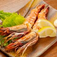 20センチを超える特大ホワイトタイガーを塩のみのシンプルな味付けで焼き上げています。素材の持つおいしさを充分に引き出した逸品。殻をむいて提供してくれるので、そのまま豪快にかぶりついていただきます。