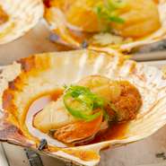 毎日宮城や北海道から届けられる新鮮なホタテ貝。活きたままのホタテ貝を丁寧に焼き上げています。じっくり焼くことで身がふっくらプリプリの食感になり、食欲をそそる芳ばしい香りがたまりません。