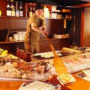 炉ばたカウンターでは、ご注文いただいた食材を
焼き師が豪快かつ丁寧に焼き上げます！

