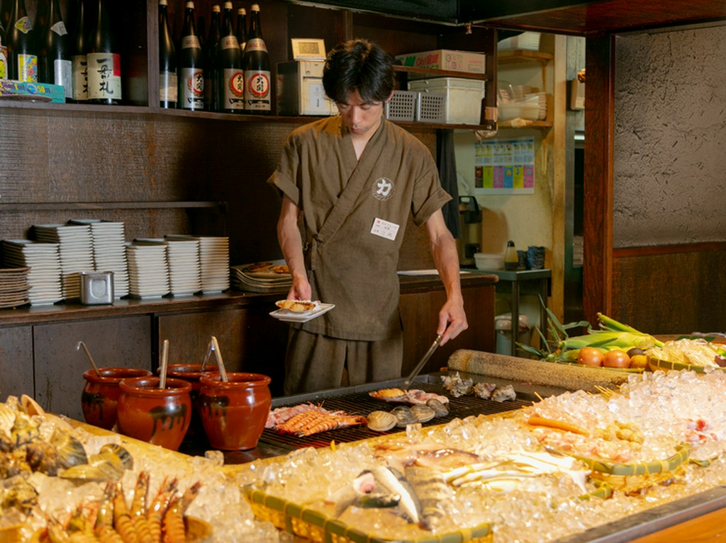 元気いっぱいの店内で、新鮮食材をリーズナブルに楽しめるお店