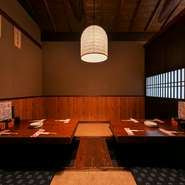 飲み放題付きのコースが豊富に用意されているので、宴会や合コンの会場としてぴったりです。メニュー選びに幹事さんが頭を悩ます必要なし。個室や掘りごたつの席など、座席もさまざまな種類が用意されています。