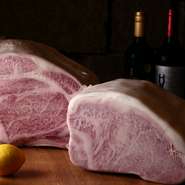 全国各地よりその日一番の上質な肉を、プロが目利きして仕入れています。扱う肉はA5ランクのみというこだわりよう。中でも『特選厚切り塩タン』は一度も冷凍していないため、臭みのない新鮮さが魅力です。
