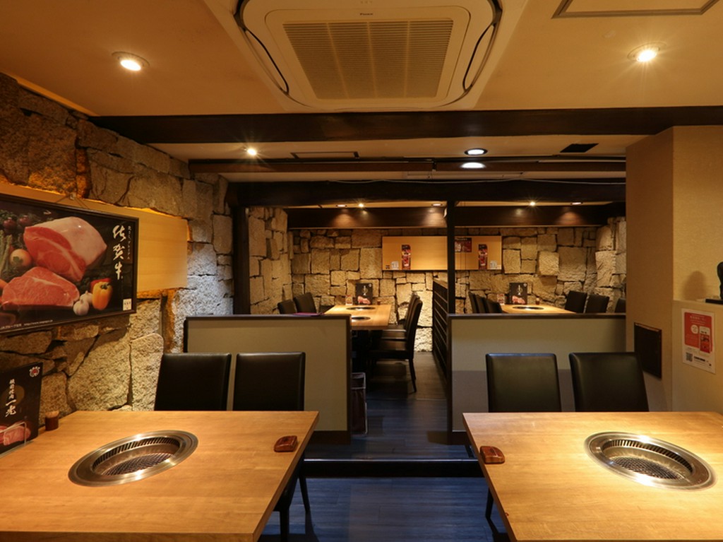 ゆったりと寛げる、石造りの上品な雰囲気の完全個室