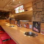 落ち着いた店内には、お一人様でも利用しやすいカウンター席も。幅広い種類のお酒やおつまみも豊富。広々としたテーブルでゆったりと寛ぎながら、手切りされた上質な国産和牛を堪能してはいかがでしょうか。
