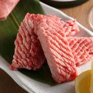 一度も冷凍せず、生の塊肉から注文を受けて手切りするため、臭みがありません。中がレアの状態でも食べられるほどで、新鮮なおいしさが楽しめます。約1.5cmの食べ応えのある厚みも魅力。