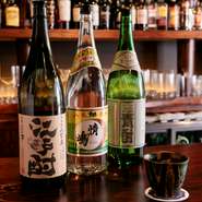 くさやのお供には東京島酒をぜひ。大島・神津島・三宅島・八丈島・青ヶ島・新島、それぞれとっておきの銘柄を用意。豊富なラインナップのため、飲み比べもおすすめです。