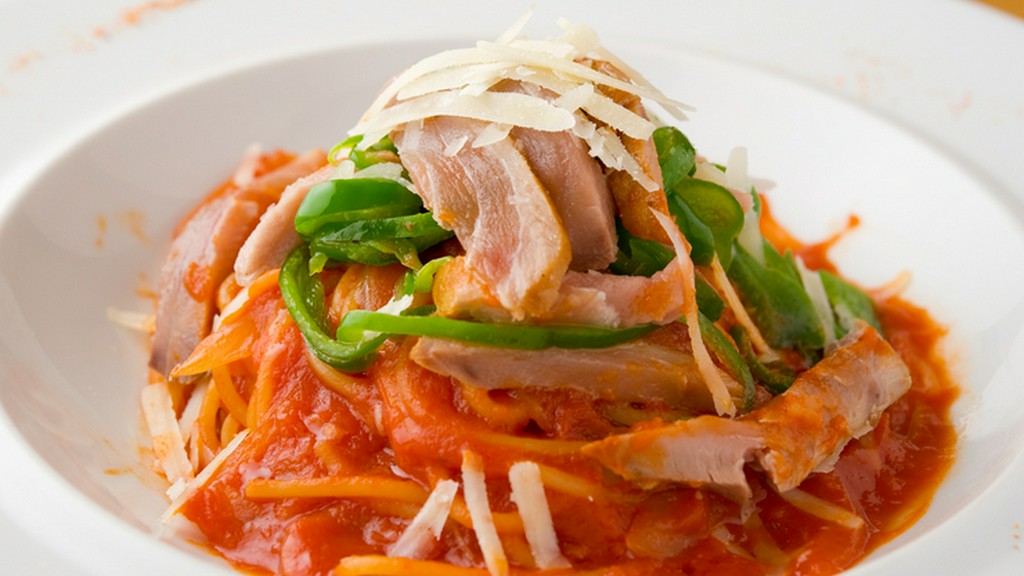 鮪の「脳天」を燻製し、ベーコンの代わりに使用。この店ならではの『築地鮪ナポリタン』