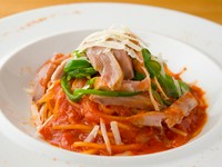 ベーコンの代わりに使われているのは、鮪1匹から2本しかとれない希少部位の『脳天』。店で燻製し、ベーコン風にして使用しています。ソースはケチャップ控えめで、ちょっとピリカラの大人のナポリタンです。