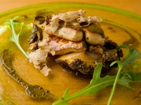 国産の黒アワビを驚くほどやわらかく仕上げ、フランス産のフォアグラと合わせてロッシーニ風に仕上げました。