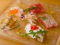 全国から直接買い付けた旬の鮮魚をヒトサラに。