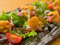 佐賀県玄海町の【中山牧場】から直接買い付けた佐賀牛を使用。佐賀牛の上質な脂と、柔らかいウニは相性抜群。ウニの濃厚な甘さと肉の旨味の相乗効果で、美味しさが際立ちます。