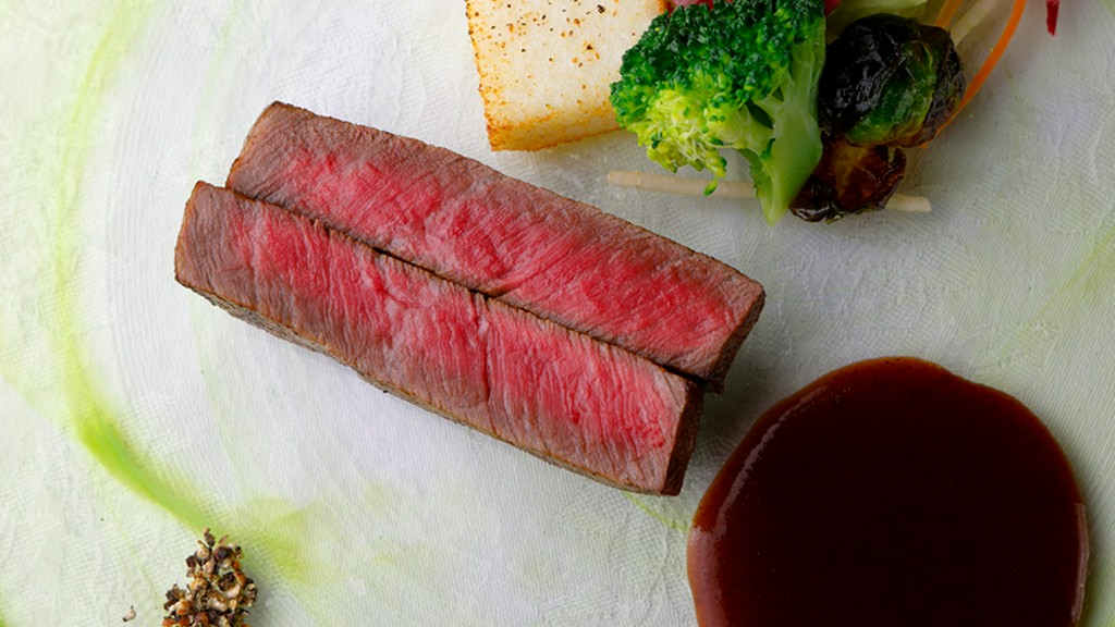 芳醇な香りをまとい、旨みが凝縮された『佐賀牛フィレ肉の炭火焼きステーキ』