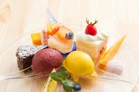 自家製のケーキやジェラート、フルーツも入った築地ポン・マルシェ特製デザートプレート