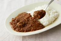 イタリア産赤ワインでとろとろになるまで煮込んだ佐賀牛をピリ辛に仕上げた極上の佐賀牛カレー。
サラダ/佐賀牛カレー/お椀/ミニデザート/食後のお飲み物