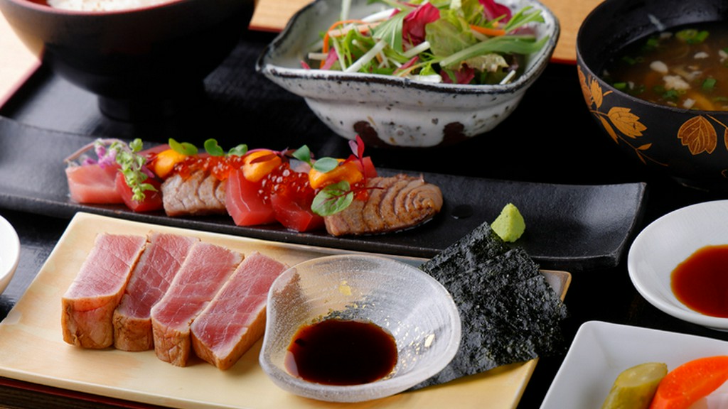 市場から仕入れた鮪の赤身をレアに焼き上げ、特製のソイソースで味を付けた『築地料理　鮪ステーキランチ』