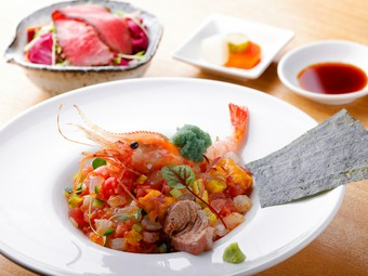 季節ごとに変わる魚介をたっぷり使った具だくさんの『海鮮イタリアンちらし寿司』