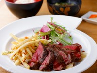上質な佐賀牛のもも肉を丁寧に切り出し、香ばしく焼き上げたステーキをランチセットでお気軽にお楽しみ頂けます。野菜、ご飯、お椀までついた満足感No.1ランチメニュー。