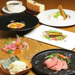 その日仕入れた良い食材を使ったシェフにお任せする贅沢なコースです。