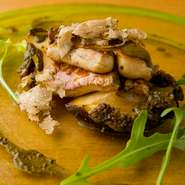 通常、フォアグラと合わせる牛肉を、鶏の出汁で煮た鮑に変え、贅沢に仕上げた一皿。濃厚なフォアグラと旨味あふれる鮑を、独特の苦味と酸味のきいた、鮑の肝とエシャロットのソースでいただきます。