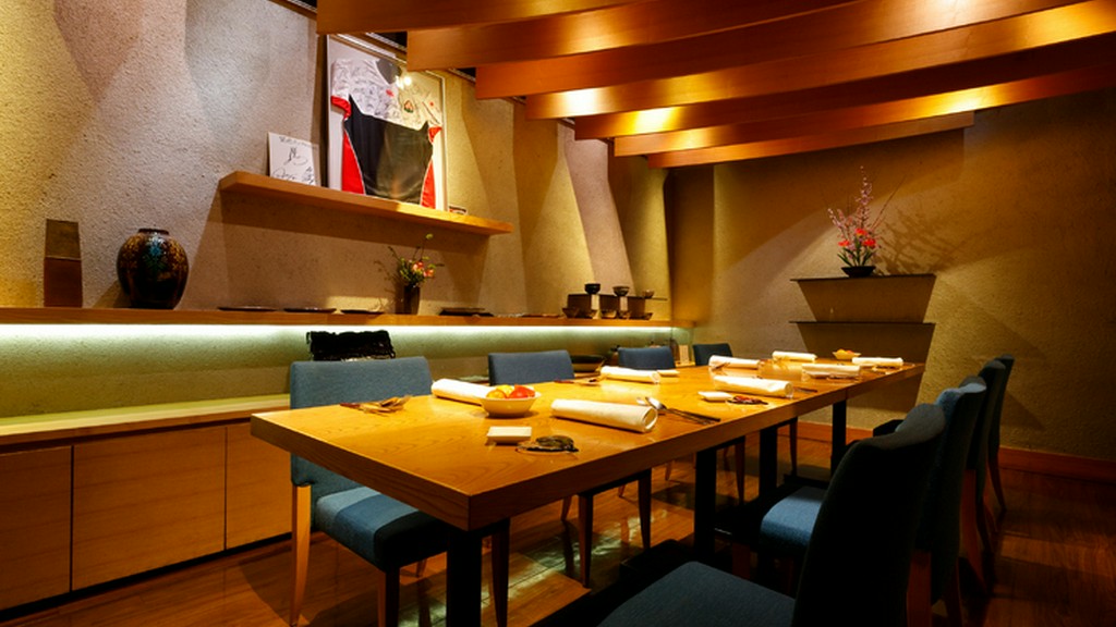 オープンキッチンから、客の様子に心を配り、料理に反映