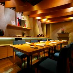 オープンキッチンから、客の様子に心を配り、料理に反映