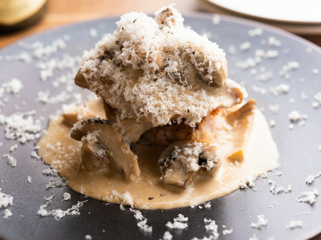 凝縮された旨みが絡み合う『イベリコ豚ネック肉のブレゼ、キノコと焼きリゾットのポルチーニソース』