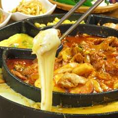シェアスタイルで楽しみながら、韓国料理を味わうデート