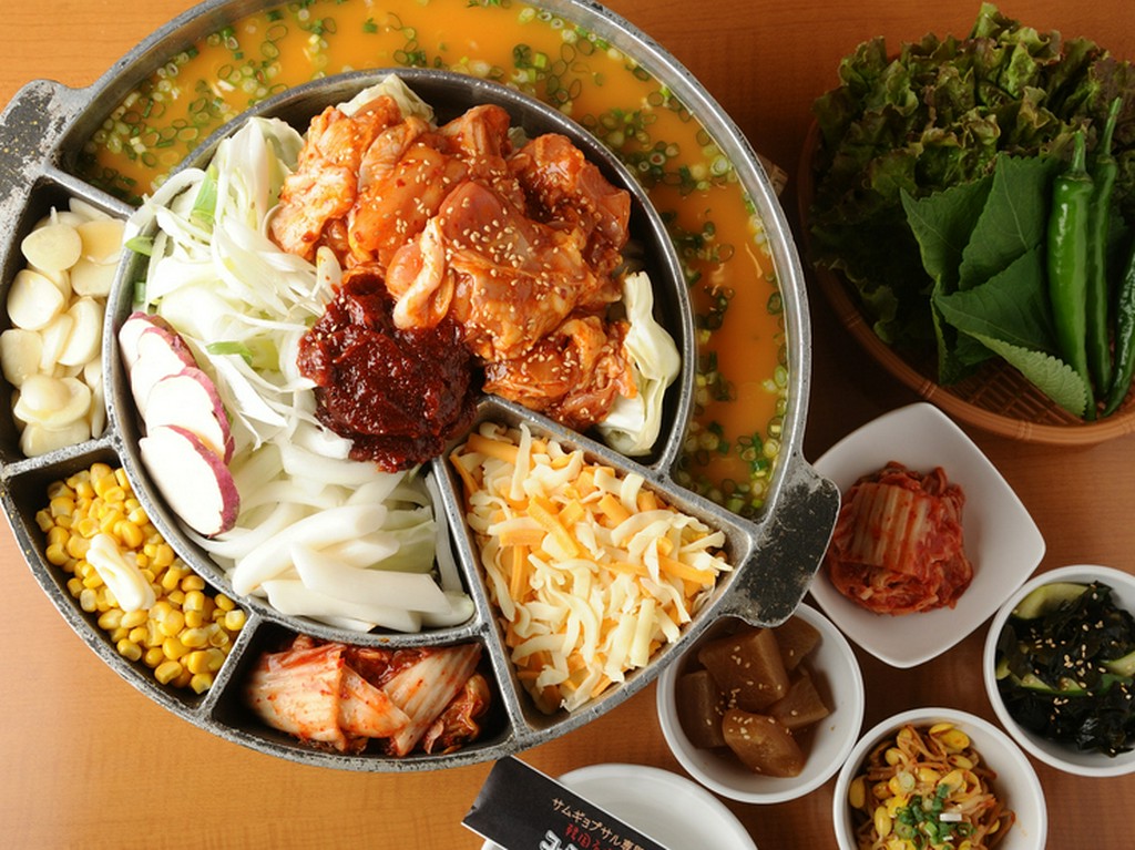 メディアもよく登場する、人気料理『チーズタッカルビセット』