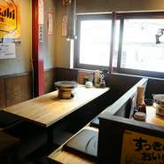 木がふんだんに使われた温かみのあるフロアは、20名から貸切にでき、最大32名までOK。平日の小規模宴会なら、当日予約でも席が空いていれば受け入れてくれます。会社の宴会やサークルの集まりなどにいかが。