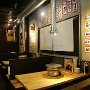 気さくな店長やスタッフが笑顔で出迎えてくれる、アットホームなお店です。木の温もりが心地良い空間で、上質な肉をお手頃価格で味わえます。