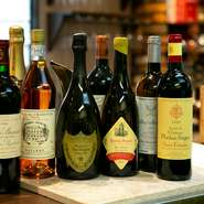豊富に揃うワインが自慢。フランス産ワインは常時60種類ご用意しております。お求めやすいものから、93年『シャトー　ブラネール　デュクリュ』のような希少なボトルも。料理に合う銘柄を尋ねてみてはいかが？
