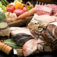 シェフ自ら市場に買い付けに出かけ、魚介を吟味しながら仕入れています。その際に調理・味などを考えるため、魚料理の定番はあまり決めていないとか。魚介の旬を生かした一品がつくられます。