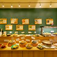 京野菜を使った20種類以上のおばんざいをバイキングで楽しめるお店です。『旬野菜のサラダバイキング』『京のおばんざい』『野菜の天ぷら』など、豊富に取り揃えています。