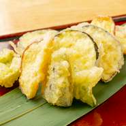 その季節に美味しい野菜を選び抜き、天ぷらにしました。揚げることにより、それぞれの野菜の旨味や甘味が新たに引き出されています。時間が経っても、サクッとした食感が楽しめるのも特徴です。