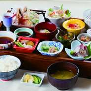 ランチメニューは1つだけ。大きな膳の中に10種類ほどの小鉢が入れられて運ばれてきます。酢の物、刺身、茶碗蒸し、サラダ、天ぷらなど、素材の味が活きる一皿は、目で楽しみ、舌で味わい、心で満足できる一品です。