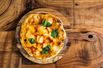 釜で焼き上げた手頃サイズの『ピッツァ』