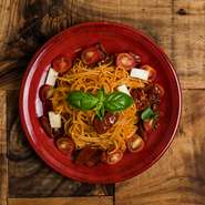 イタリアの代表的パスタメーカー「ディ・マルティーノ社」のパスタを使用。ロングパスタではトマト・オイル・クリームソースを用意、細目のパスタはワインに合います。食感楽しいショートパスタもおすすめです。