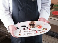 特別な記念日に向けた、メッセージ付きのデザートプレートのオーダーも受付中。人気のデザートメニューからおすすめをセレクト。サプライズなどの演出も可能なので誰かを喜ばせたいときにはぜひ相談してみては。