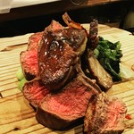牛の赤身肉をIKイタリア特製の赤ワインソースで楽しむ、お肉好きにぴったりのコースです🍷