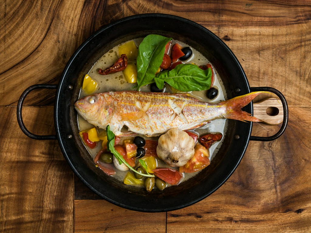 旬の鮮魚に白ワインが香る『IK自慢の魚介アクアパッツア』