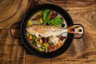 旬の鮮魚に白ワインが香る『IK自慢の魚介アクアパッツア』