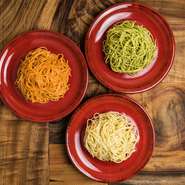 パスタの聖地南イタリア・カンパーニャ州の代表的パスタメーカー「ディ・マルティーノ社製のパスタ」をはじめ、「チーズ」や「オイル」なども、現地で親しまれているものを使用しています。