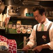 まるでイタリアに足を運んだと錯覚してしまうような、お店づくりを心掛けているとのこと。手づくりしかだせない温かみがあると、料理や空間にいたるまで、すべて手づくりすることにこだわっています。