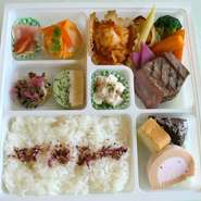 レストランで提供しているのお料理の数々
コース料理が盛り込まれた彩鮮やかなお弁当
になっております。