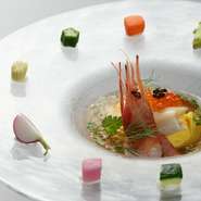 にんじんの持っている甘みを最大限に引き出した『有機にんじんのムース』。魚介の旨みとコンソメのジュレが味わいを一層引き立てます。シェフが最も得意とする、【レストランシェフ2】スペシャリテ。