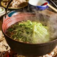 月山で採れた天然の「山菜」「川魚」「きのこ」「ジビエ」が楽しめます。個性豊かな山菜がズラリと並び、“未体験の味覚”に出合えるはず。自然の中で育った食材はとても滋味深く”山の味”を感じさせてくれます