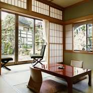 陽の光が優しく入り込む客室は、古き良き時代の日本を彷彿とさせる和の空間。窓から見える美しい日本庭園とどこか懐かしさを感じる料理が、日頃の疲れも忘れさせてくれるような癒しの時間を与えてくれます。