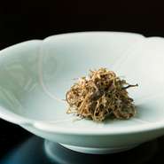 料理を盛り付ける食器にもこだわりあり。人間国宝が作った繊細な器が、料理に華やかさを加えています。思わず「ハッ」と見とれてしまうような形式美にうっとり。味覚だけでなく、視覚でも魅せてくれます。