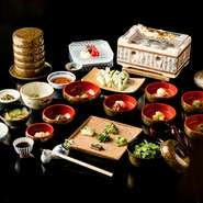 先代の「地元のものを地元の人が調理したものが一番おいしい」との思いを引き継ぎ、県内で採れた食材を厳選して仕入れています。食材同士の組み合わせにも気を配りながら、美味しい料理をつくりだしています。