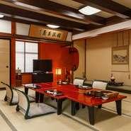 純和風の座敷で、両家の和やかな会食を叶えられます。完全個室なので、二人の温かな未来を願う親族との、かけがえのない思い出を刻む会食が出来るはず。山菜料理と心づくしのおもてなしが、絆を深めてくれそうです。